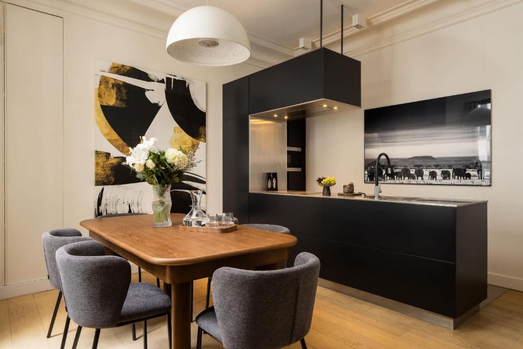 Classy Montaigne 2BR Suite 7P - 3