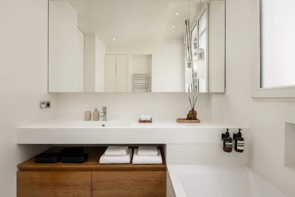 Classy Montaigne 2BR Suite 7P - 4