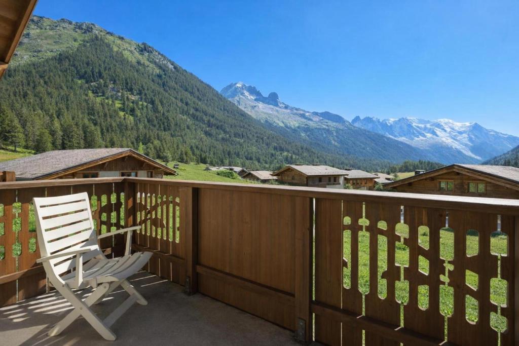 Apt BecD4 Chalet-Style with Parking for 8 - Happy Rentals - 2