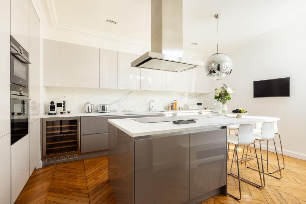 Montaigne Collection V 4BR 8PPL Duplex - 3