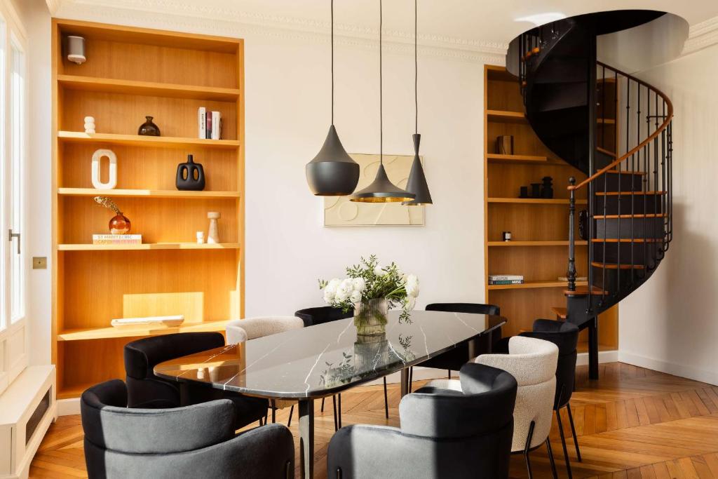 Montaigne Collection V 4BR 8PPL Duplex - 2