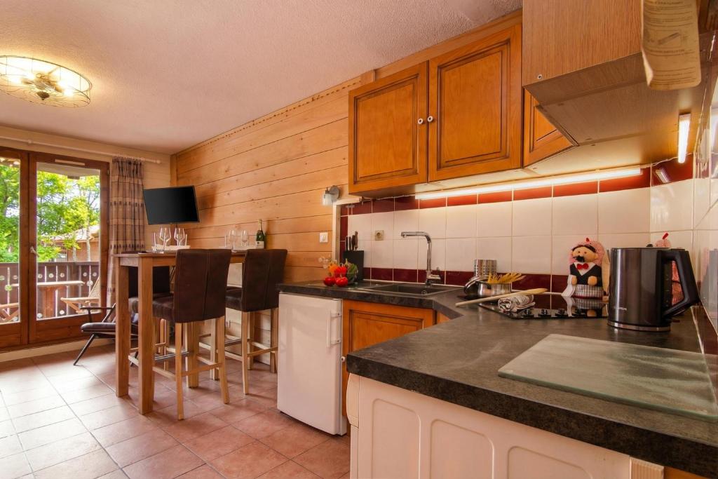 Résidence Le Château D86 Ski Retreat | Balcony & Views - Happy Rentals - 3