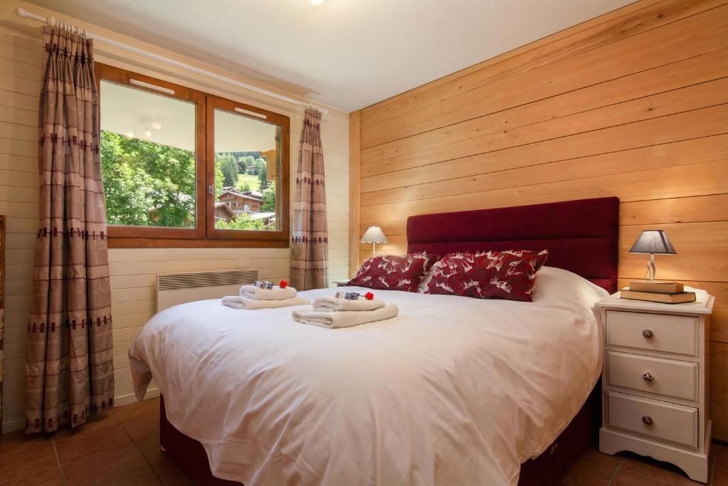 Résidence Le Château D86 Ski Retreat | Balcony & Views - Happy Rentals - 5