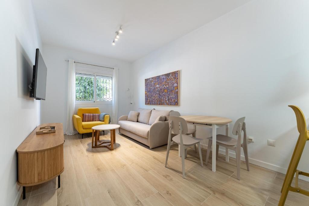 1 Bedroom Apt 85 Mts To Beach - 1