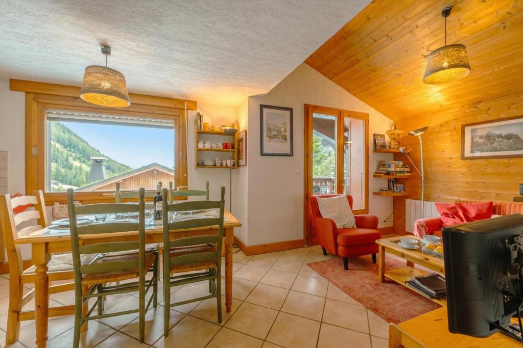 Alpine Duplex w/ Balcony & Fireplace - Happy Rentals - 4