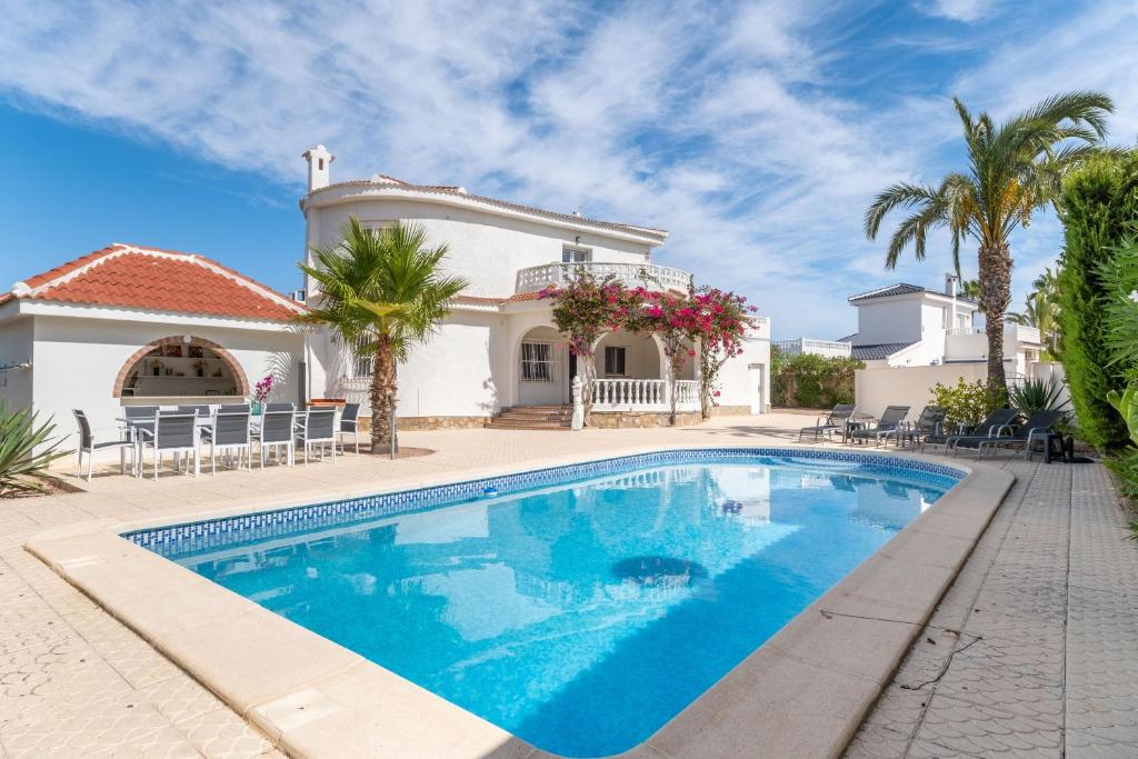 Modern villa with great location - 1