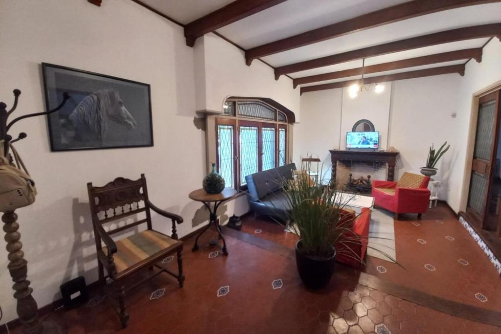 Casa amplia para 5 personas y cochera, a pasos del centro - 3
