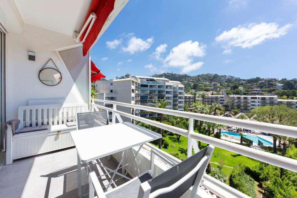 Appartement entièrement équipé de 47 m2 avec vue dégagée sur collines - 2