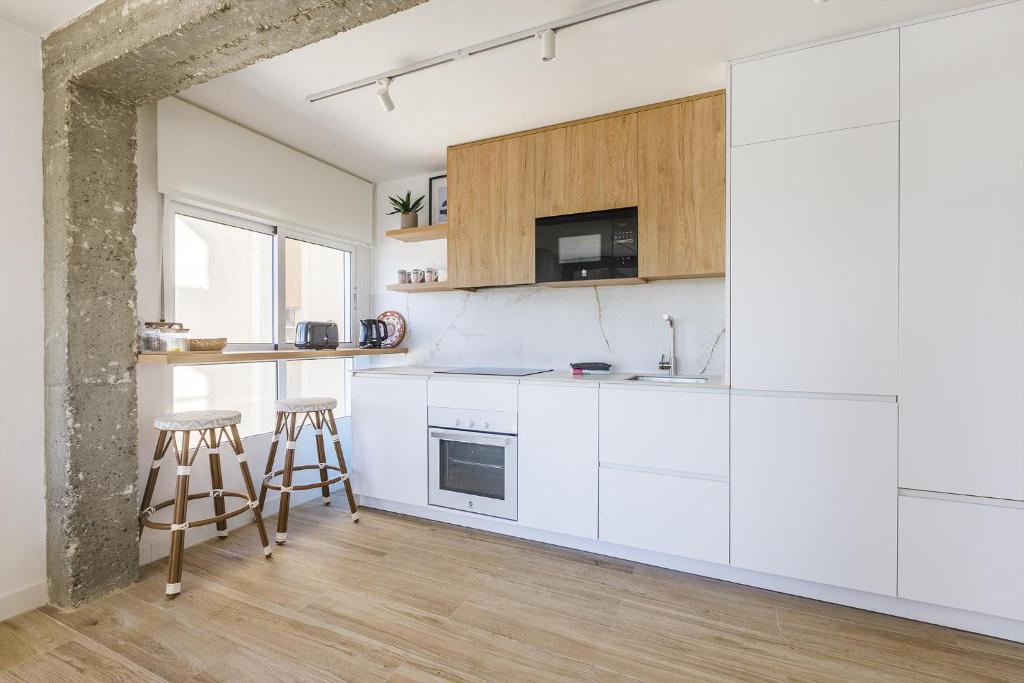 A&N Central Beach Walk Apartment with Terrace - 5