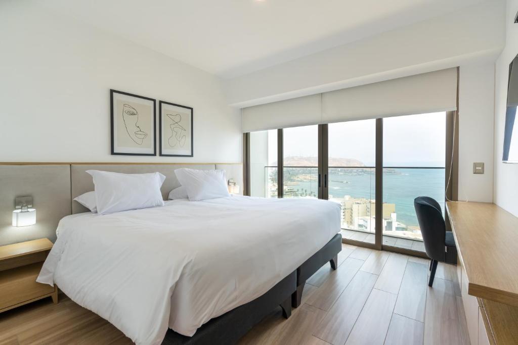 The Modern Sun-Filled Oceanfront Apt in Barranco - 2