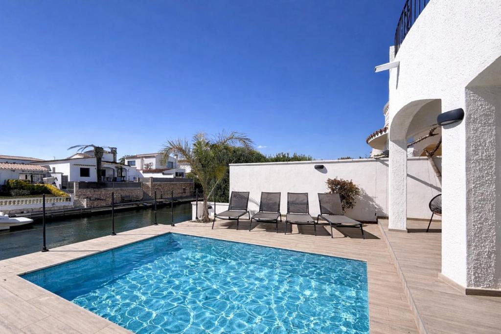 VALIRA 20D - Belle villa avec piscine sur canal - 1