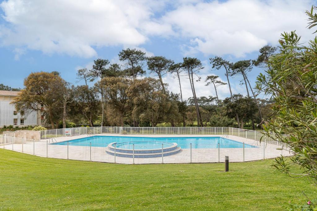 Résidence moderne avec piscine - 4