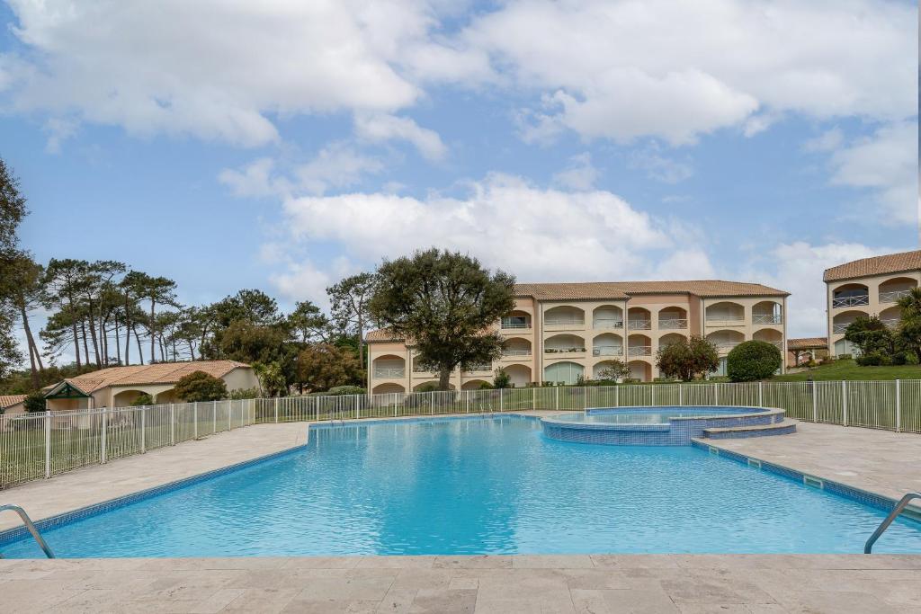 Résidence moderne avec piscine - 3