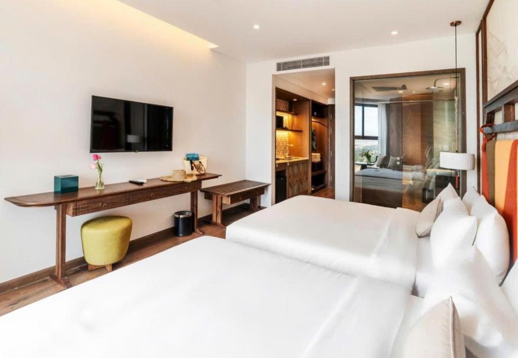 Shared lounge/TV area