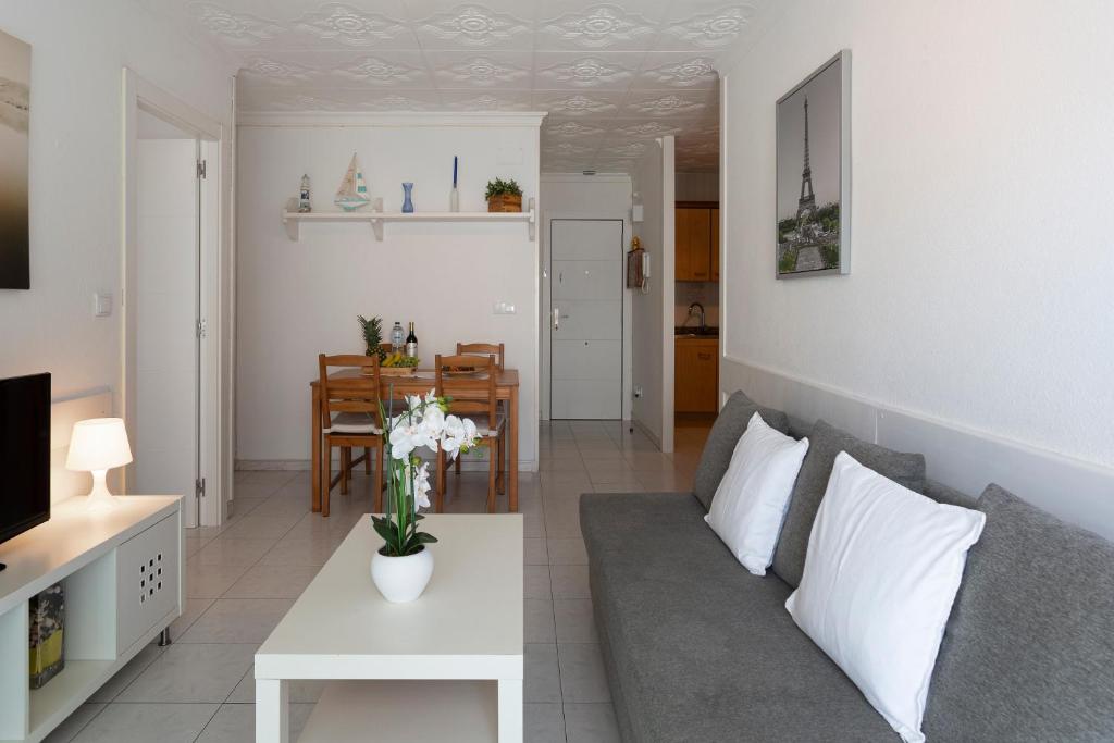 Apt 200 meters from the beach id - 5