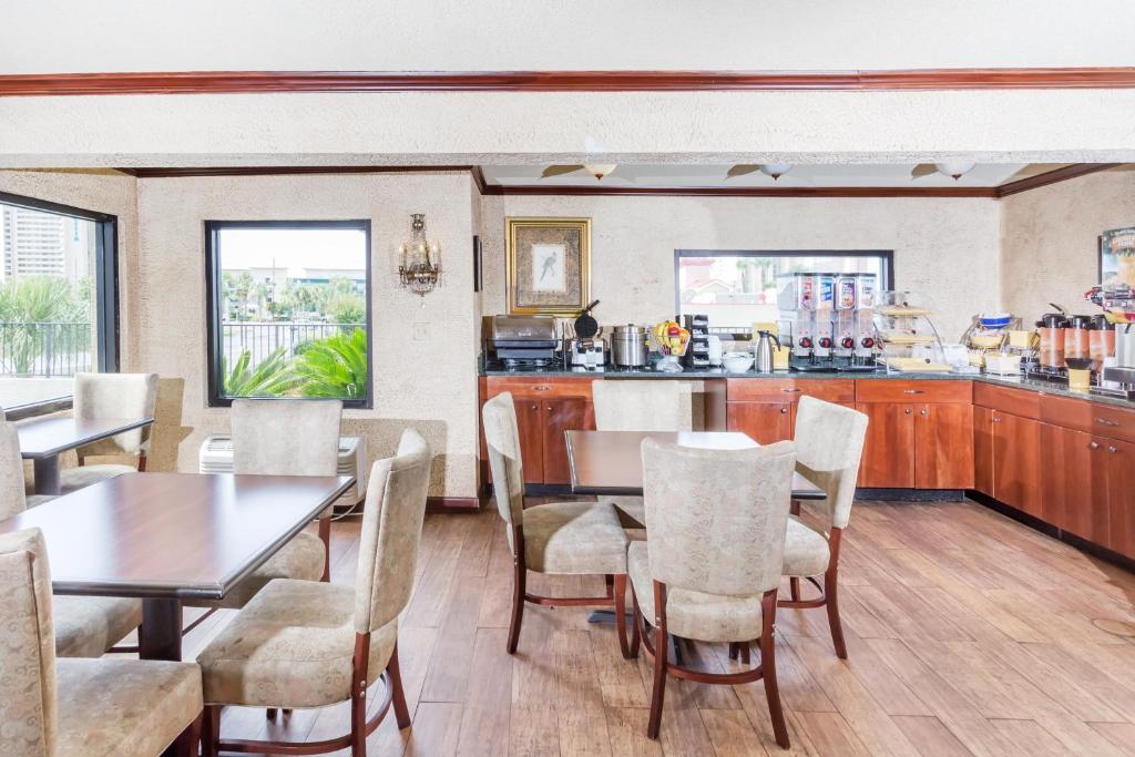 Restaurant, Days Inn by Wyndham Destin in Destin (FL)