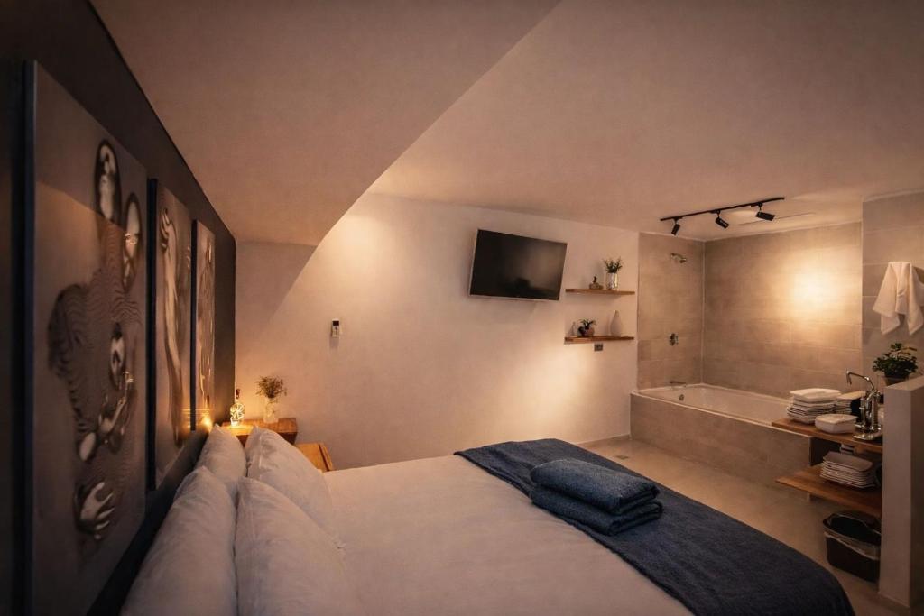 Golden House Private Jacuzzi - 4