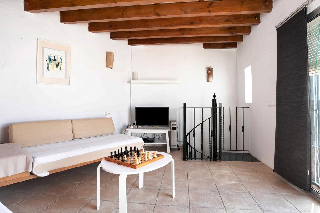 Sunny Rustic Townhouse - 4
