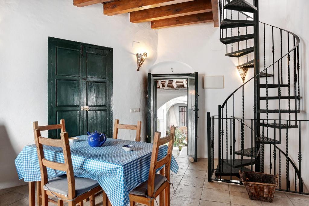 Sunny Rustic Townhouse - 5