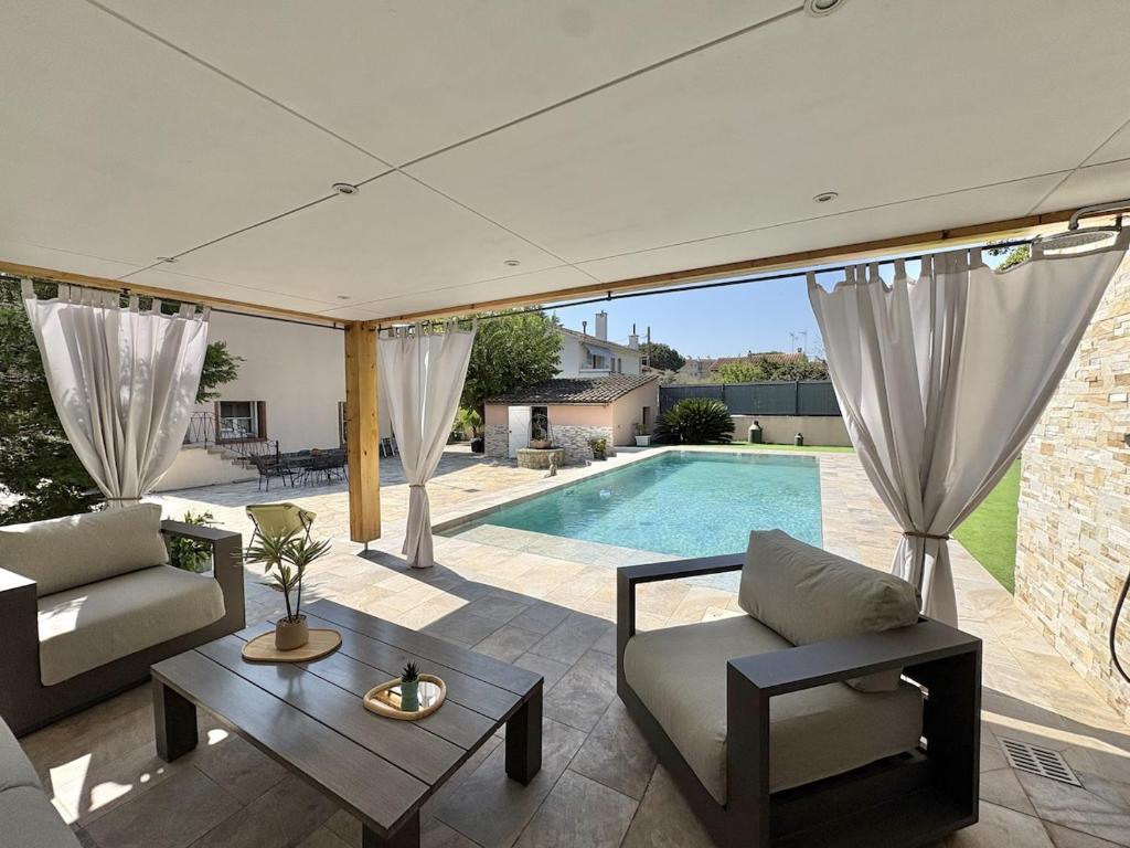 Très bel appartement deux chambre situé en haut de villa, piscine et jardin privatifs, 2 places de parking - 1