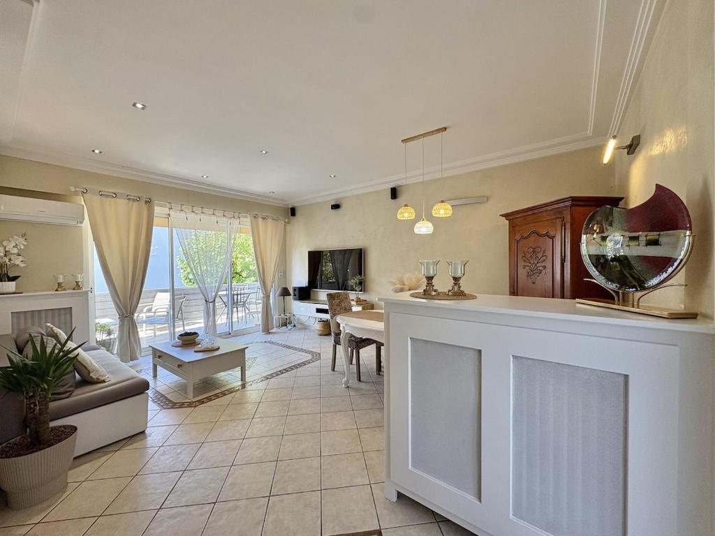 Très bel appartement deux chambre situé en haut de villa, piscine et jardin privatifs, 2 places de parking - 2