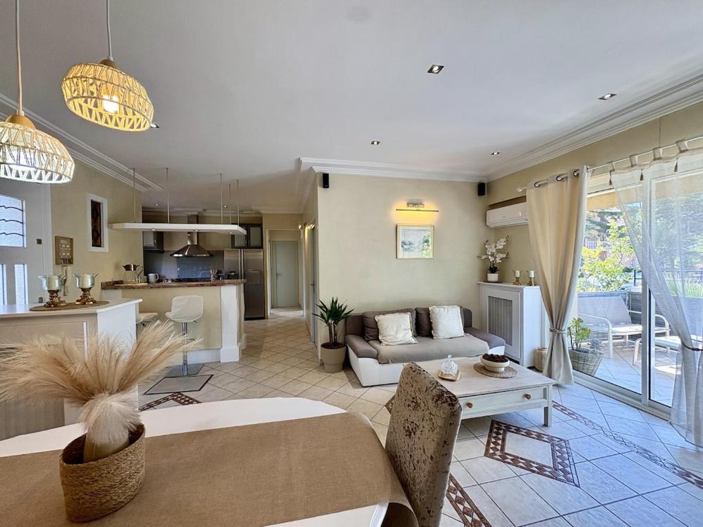 Très bel appartement deux chambre situé en haut de villa, piscine et jardin privatifs, 2 places de parking - 3