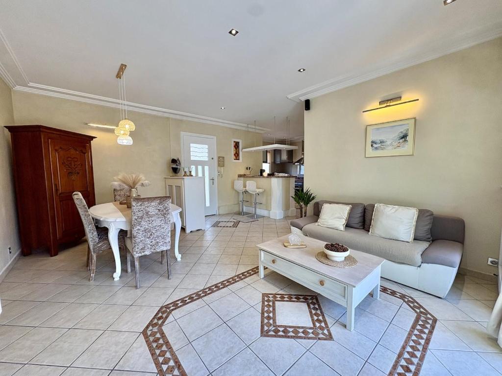 Très bel appartement deux chambre situé en haut de villa, piscine et jardin privatifs, 2 places de parking - 4