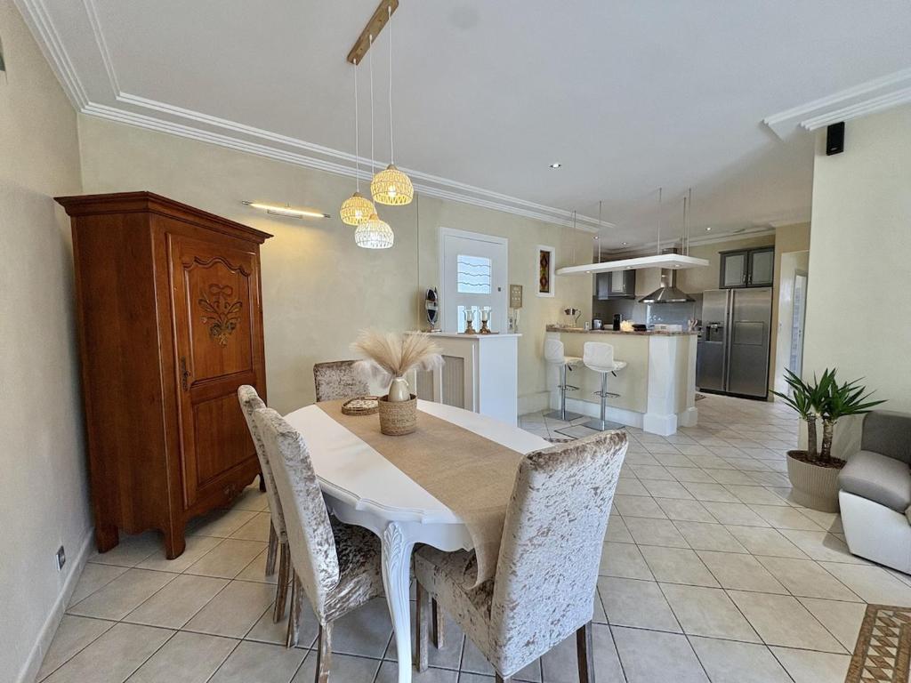 Très bel appartement deux chambre situé en haut de villa, piscine et jardin privatifs, 2 places de parking - 5