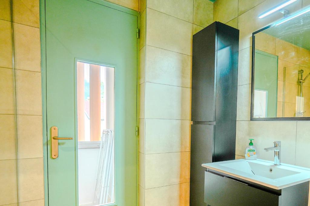 Quiet Arena - T5 Moderne Spacieux et Lumineux - Parking Gratuit - Balcon - Wifi Fibre - 4