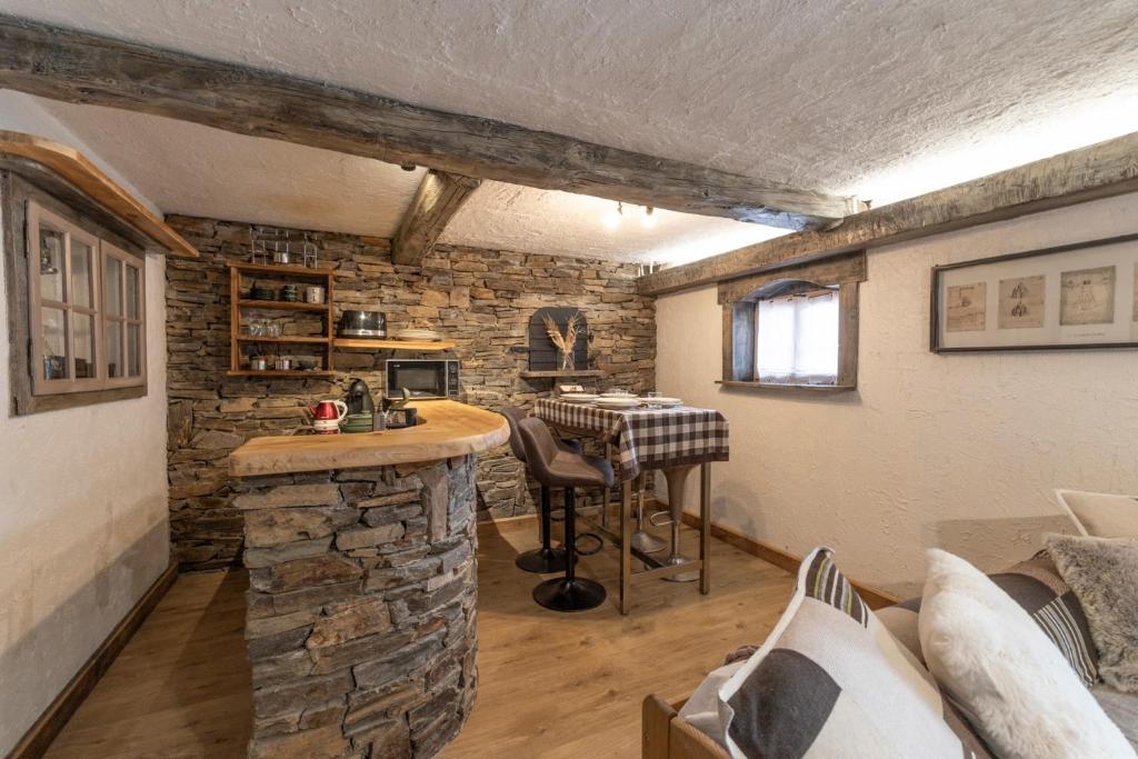 Petit Chalet Authentique avec Spa - 2