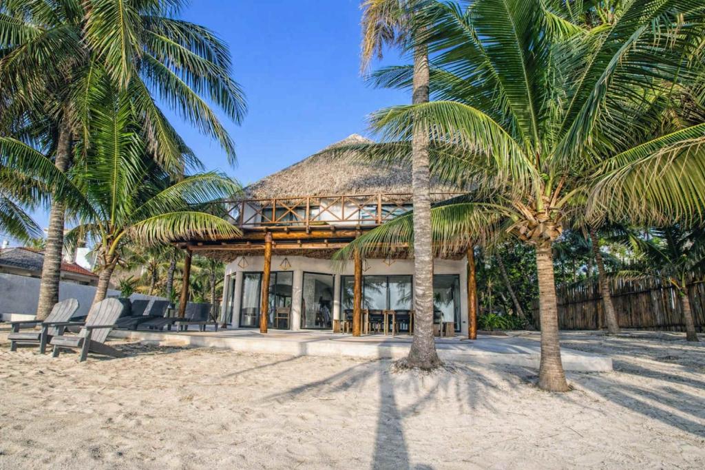 Beachfront home with private heated pool jacuzzi sauna ocean views & AC - 7th Heaven - 1