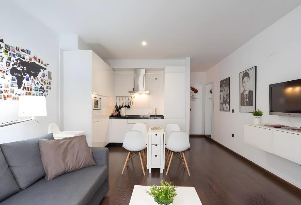 Quiet Apartment In The Historical - 5