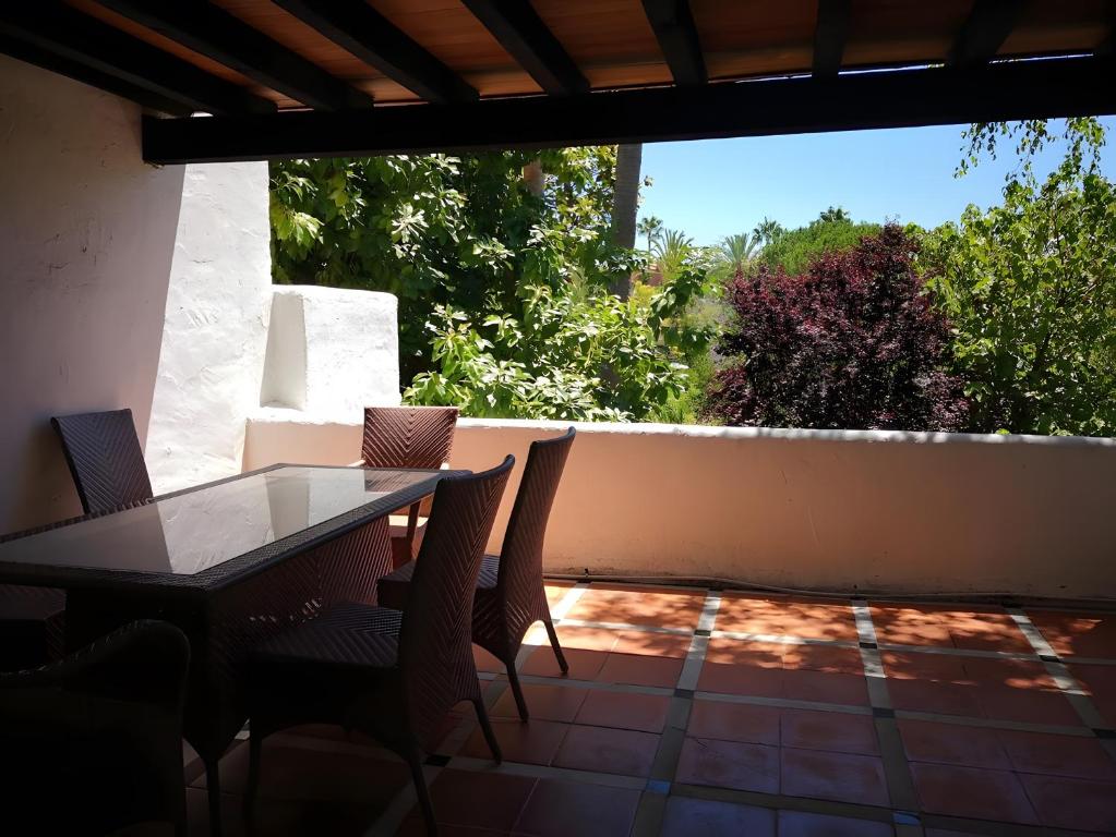 Bonito piso con jardines y piscina - 3