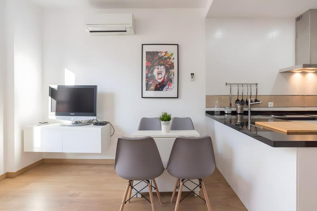 Quiet, bright and central apartment - 4