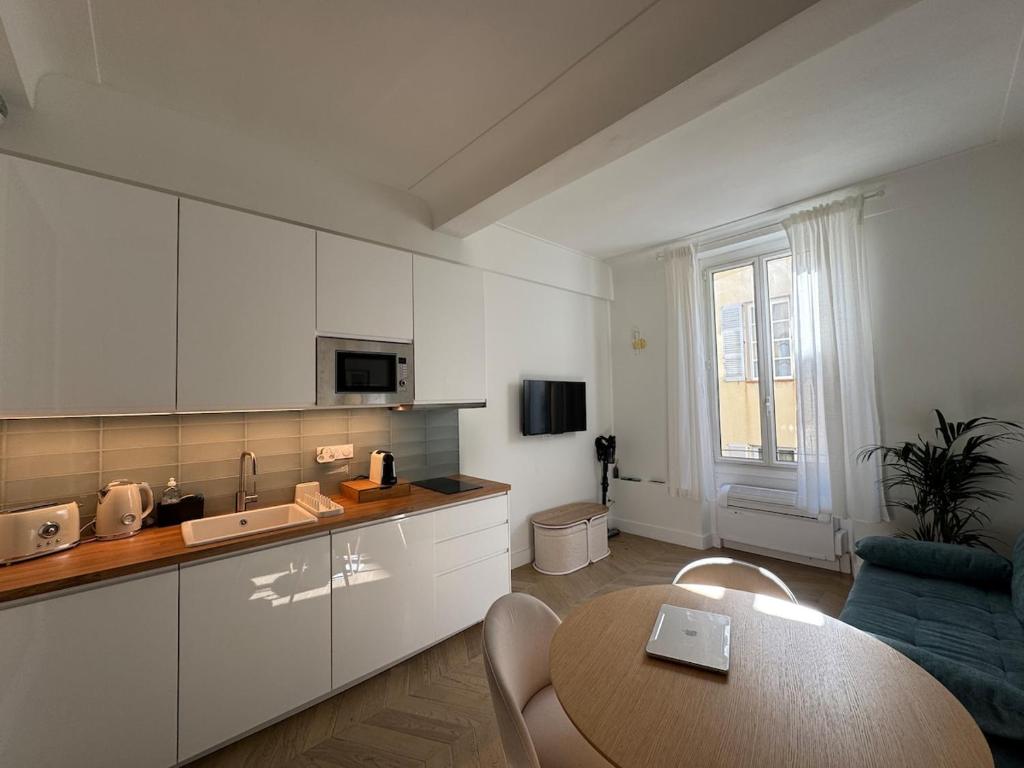 Luxury renovated apartment in Antibes Old Town - 4