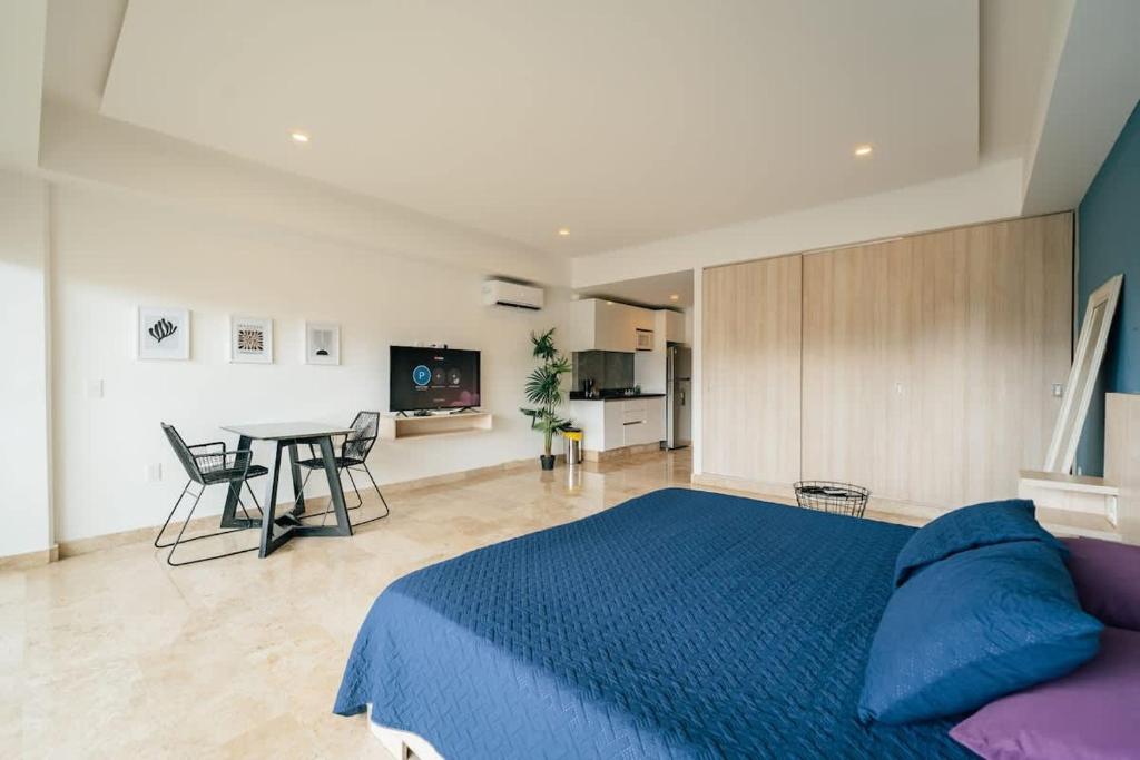 1 Bd Apt top Location! Gym, Pool - 5