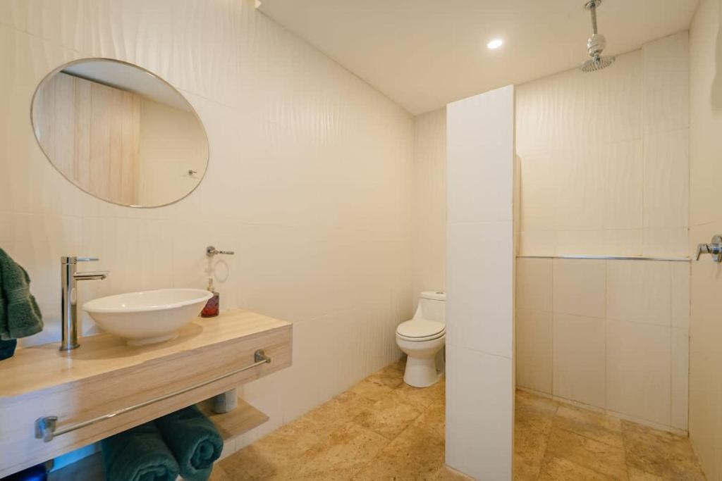 1 Bd Apt top Location! Gym, Pool - 4