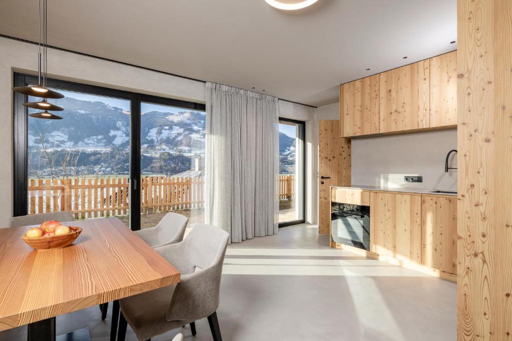 Vronis Lodge - 1