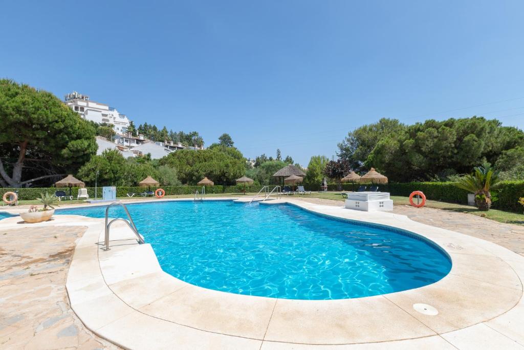 Lovely 2 bed apt overlooking golf - 1