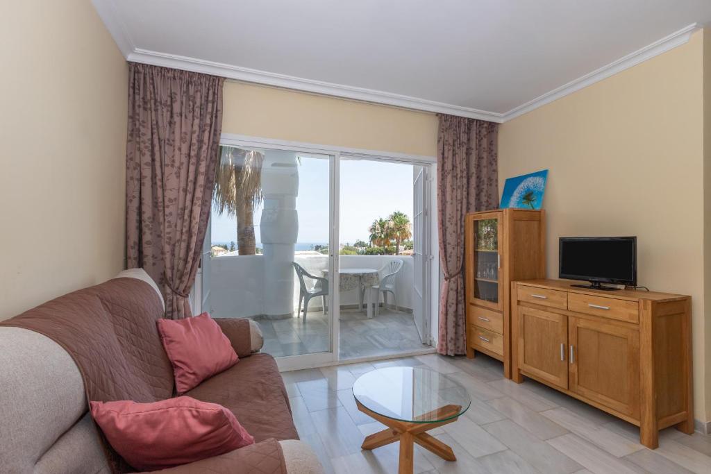Lovely 2 bed apt overlooking golf - 3