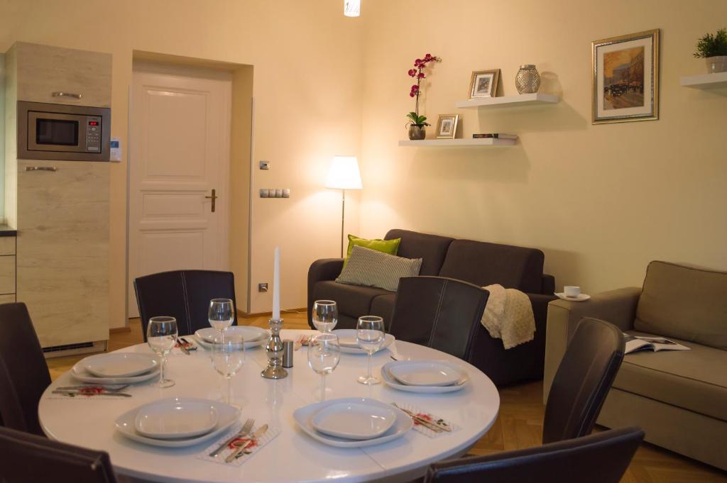 Modern Apartment Vsehrdova — Hotel in Prague