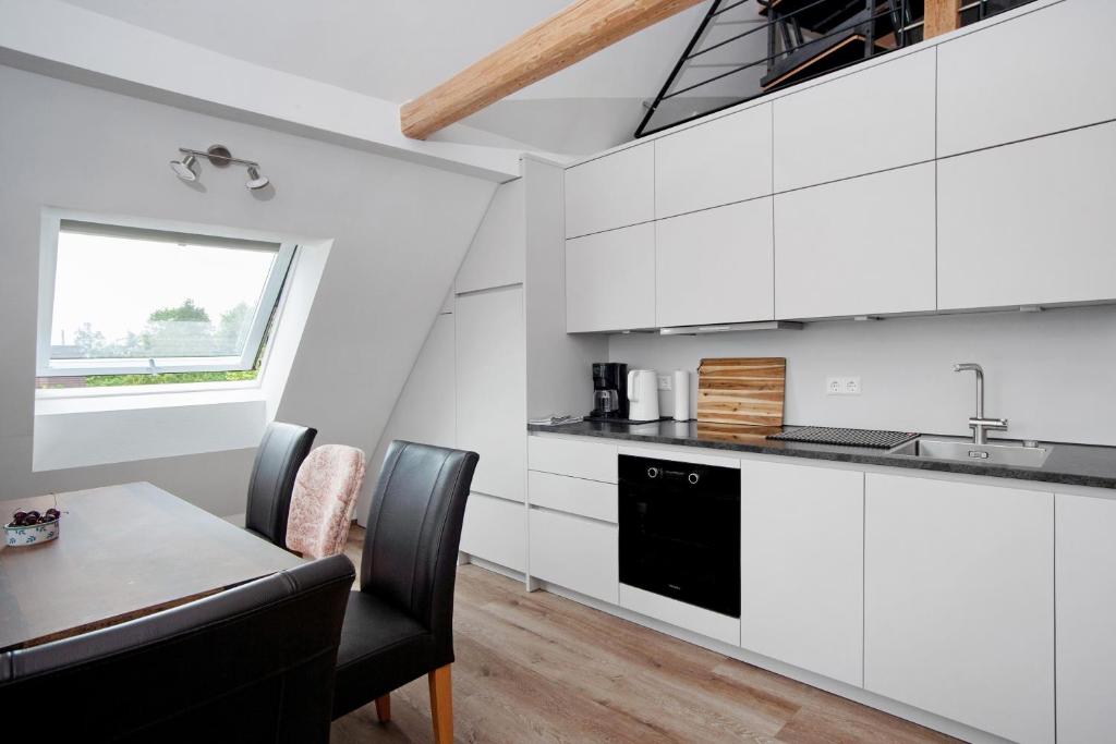 Neu renovierte Dachgeschosswohnung - 1