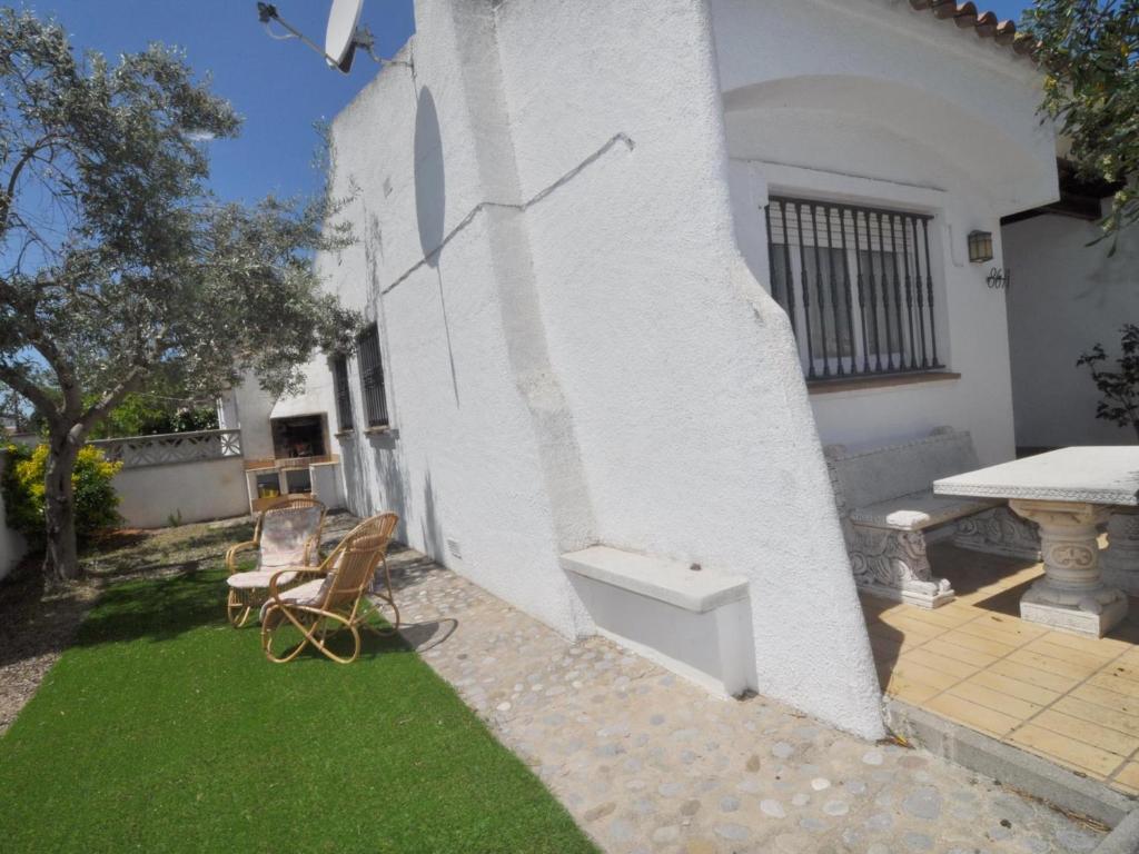 Casa en planta baja con jardín y piscina comunitaria en una zona tranquila de L'Escala - HISP-7-14 - 2