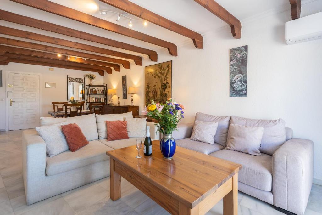 Comfortable Yacht Club Apartment - 2