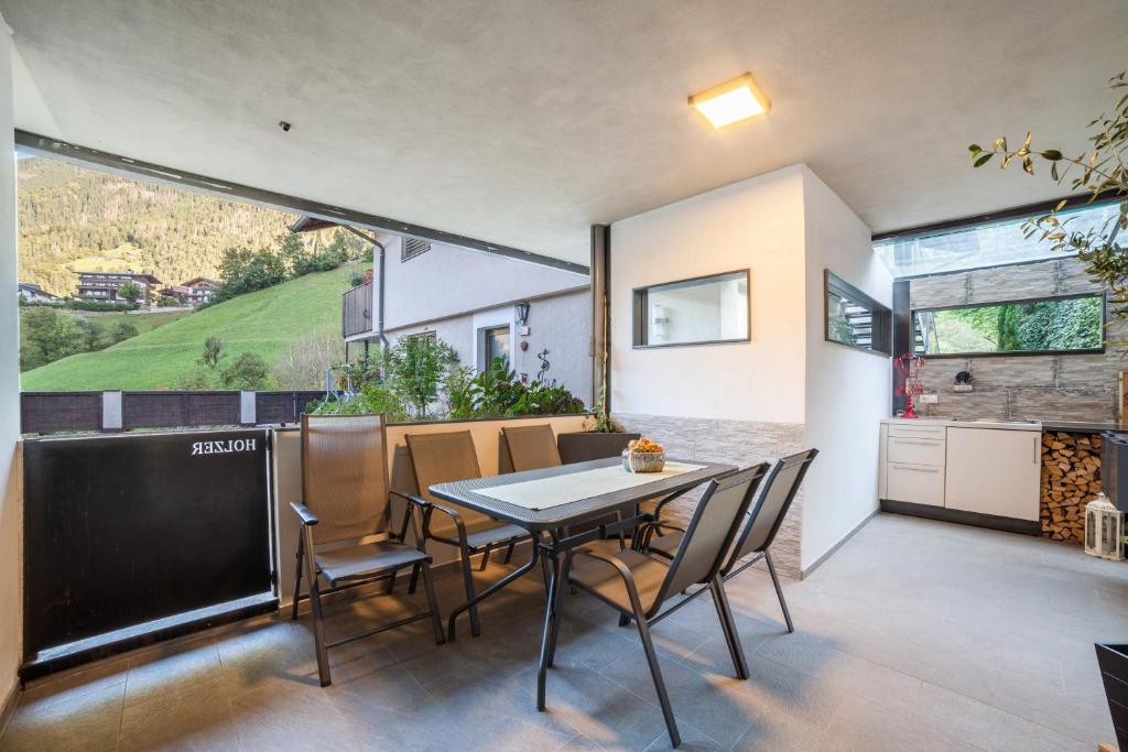 Holzer's Apartment - 4