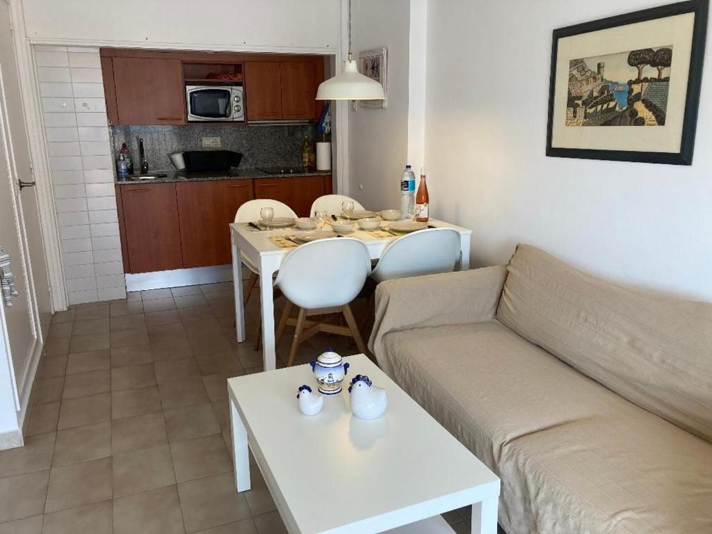 Sunny apartment with pool - 4