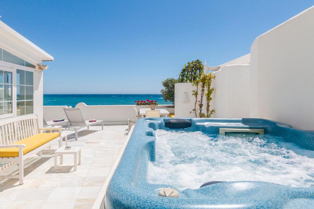 Deluxe Apartment with Jacuzzi - 1