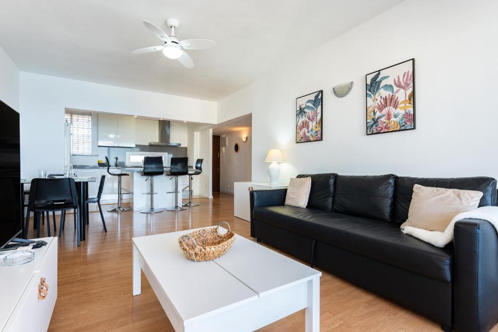 2 Bed 1 Bath Very Bright Apt - 3