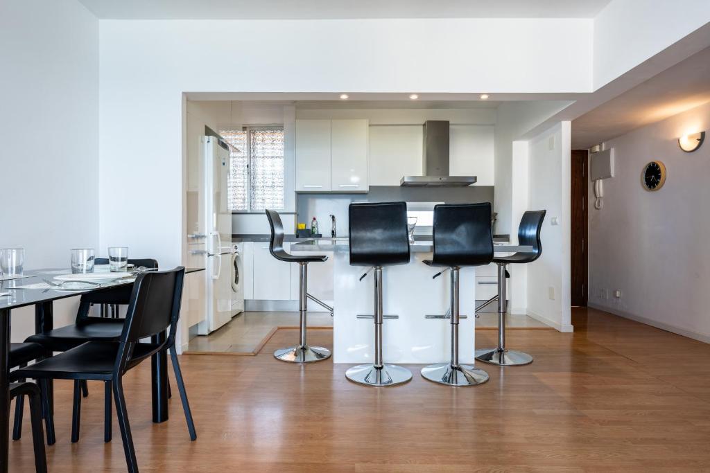 2 Bed 1 Bath Very Bright Apt - 5