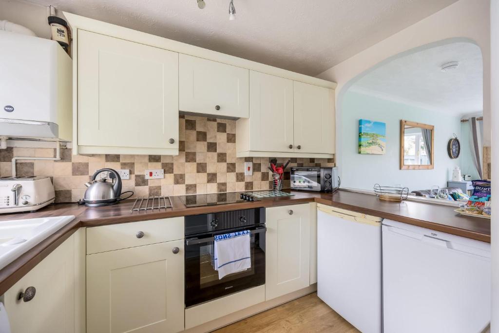 Dolphin Cottage Poole photo 8